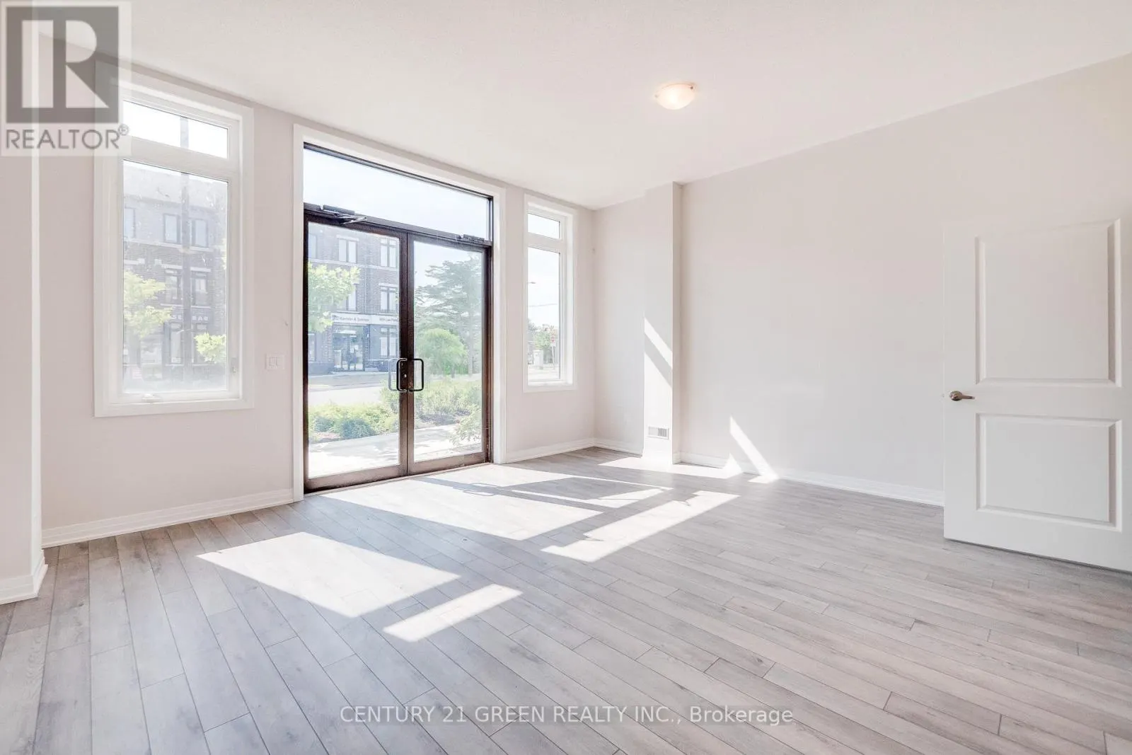 104 - 585 COLBORNE STREET
