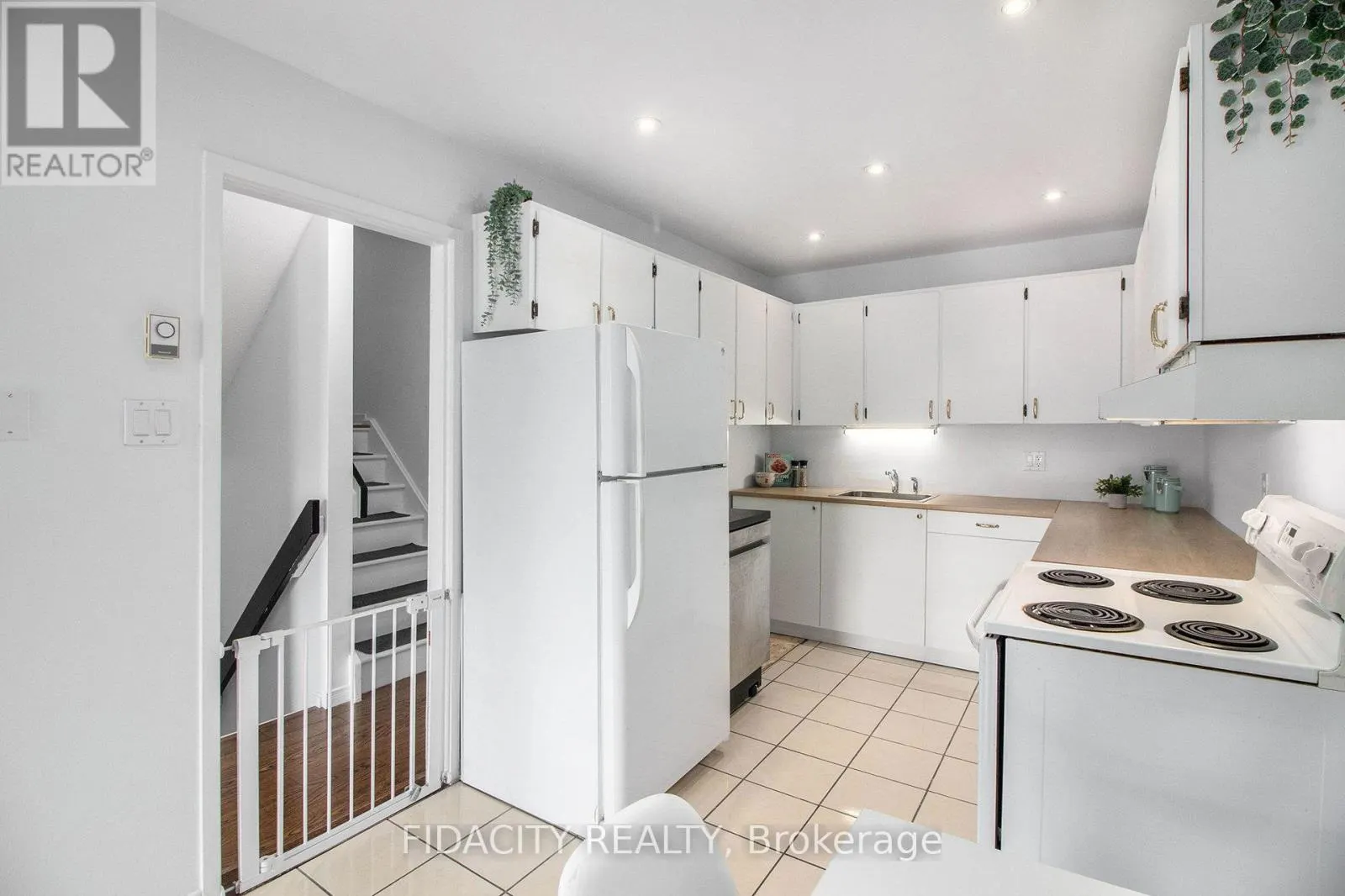 180 - 825 CAHILL DRIVE W