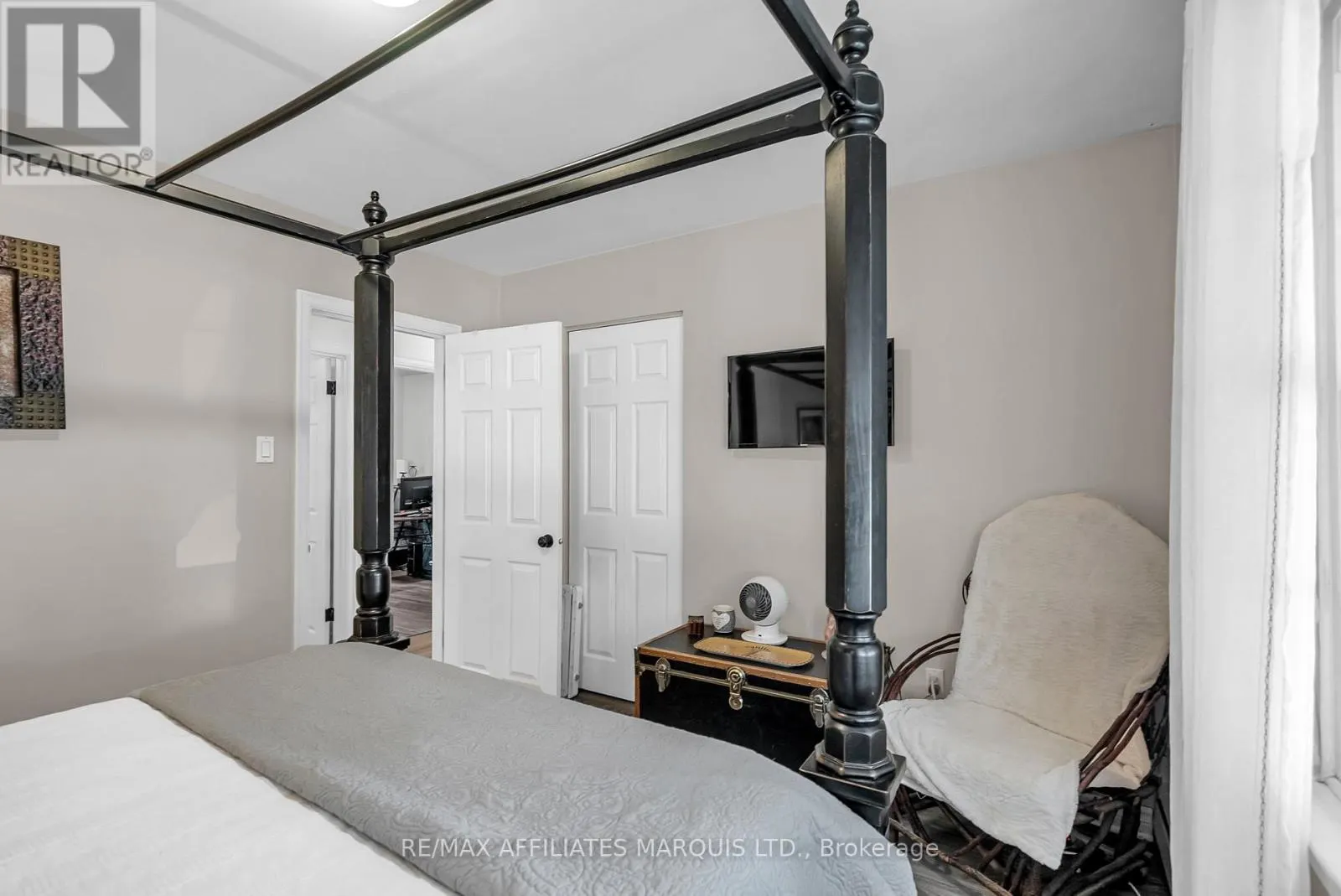 21 CRESCENT VIEW DRIVE