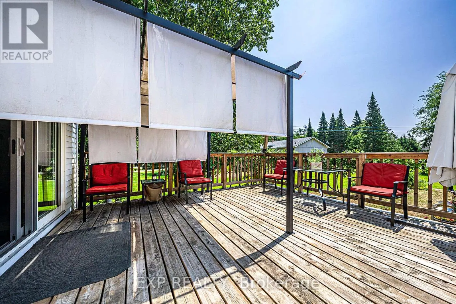 8 PINEWOOD BOULEVARD