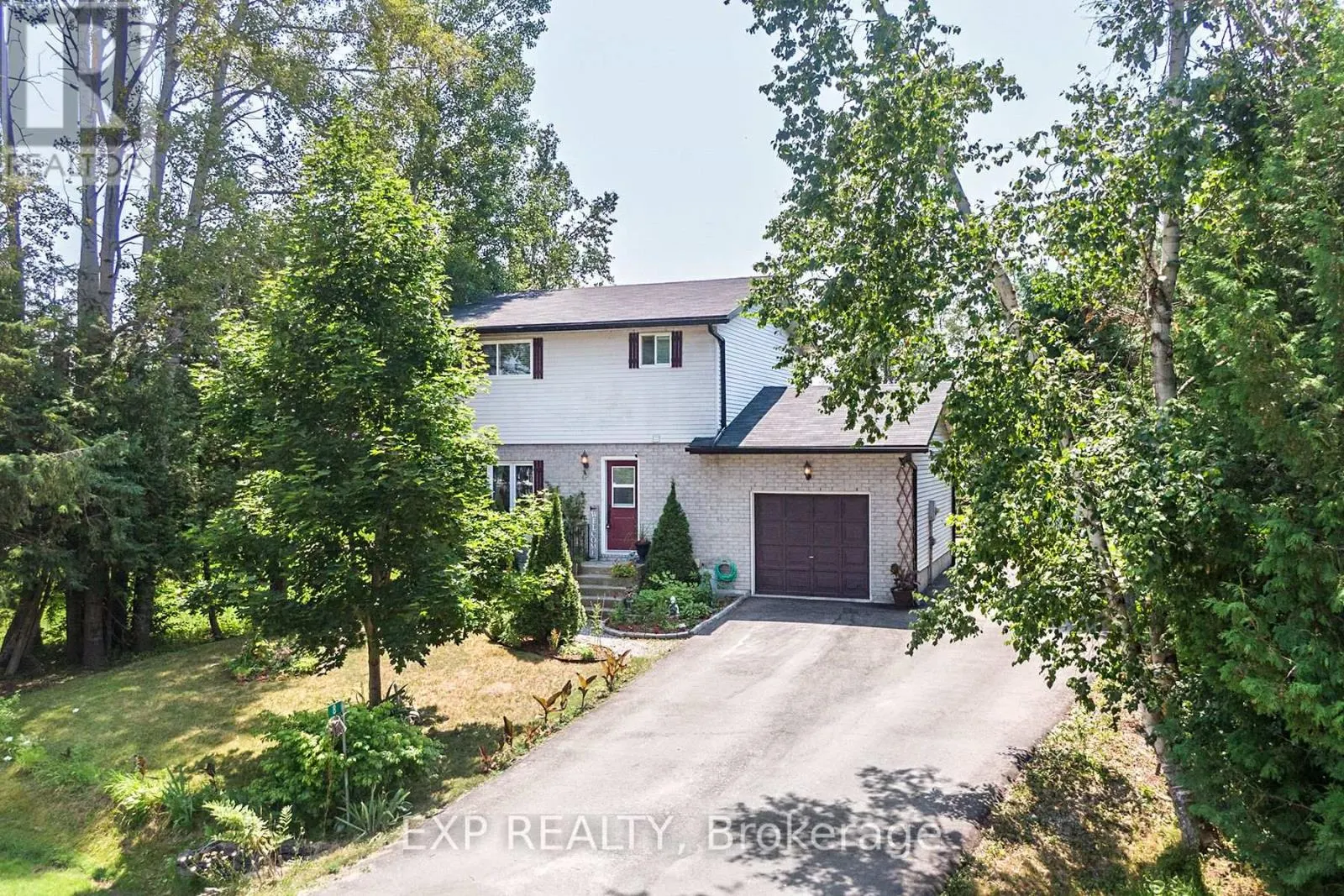 8 PINEWOOD BOULEVARD