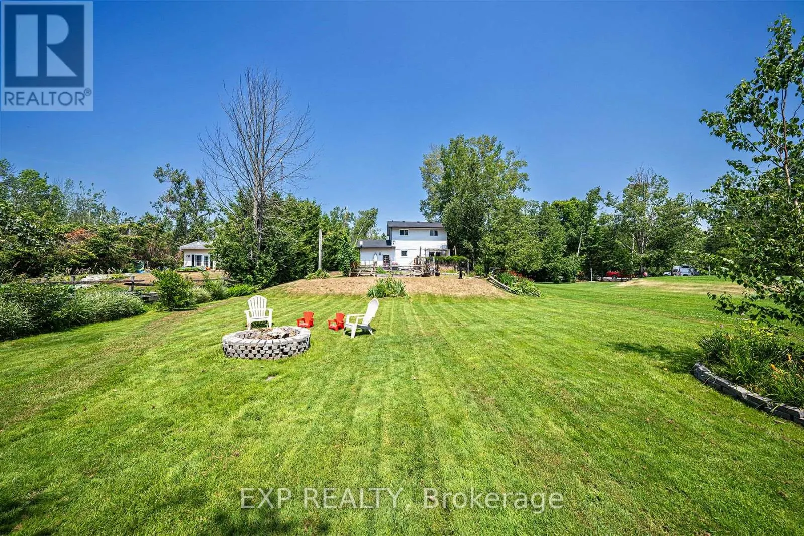 8 PINEWOOD BOULEVARD
