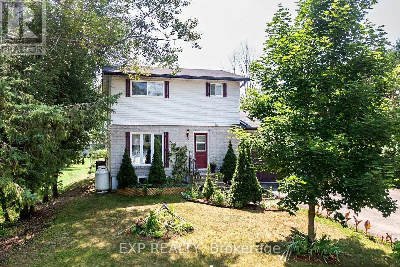 8 PINEWOOD BOULEVARD