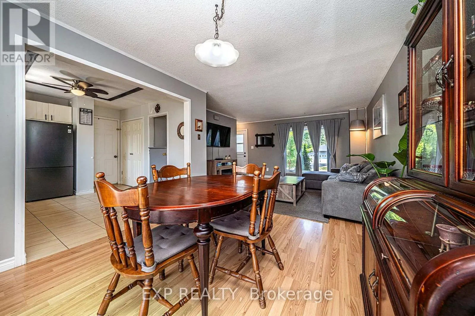 8 PINEWOOD BOULEVARD