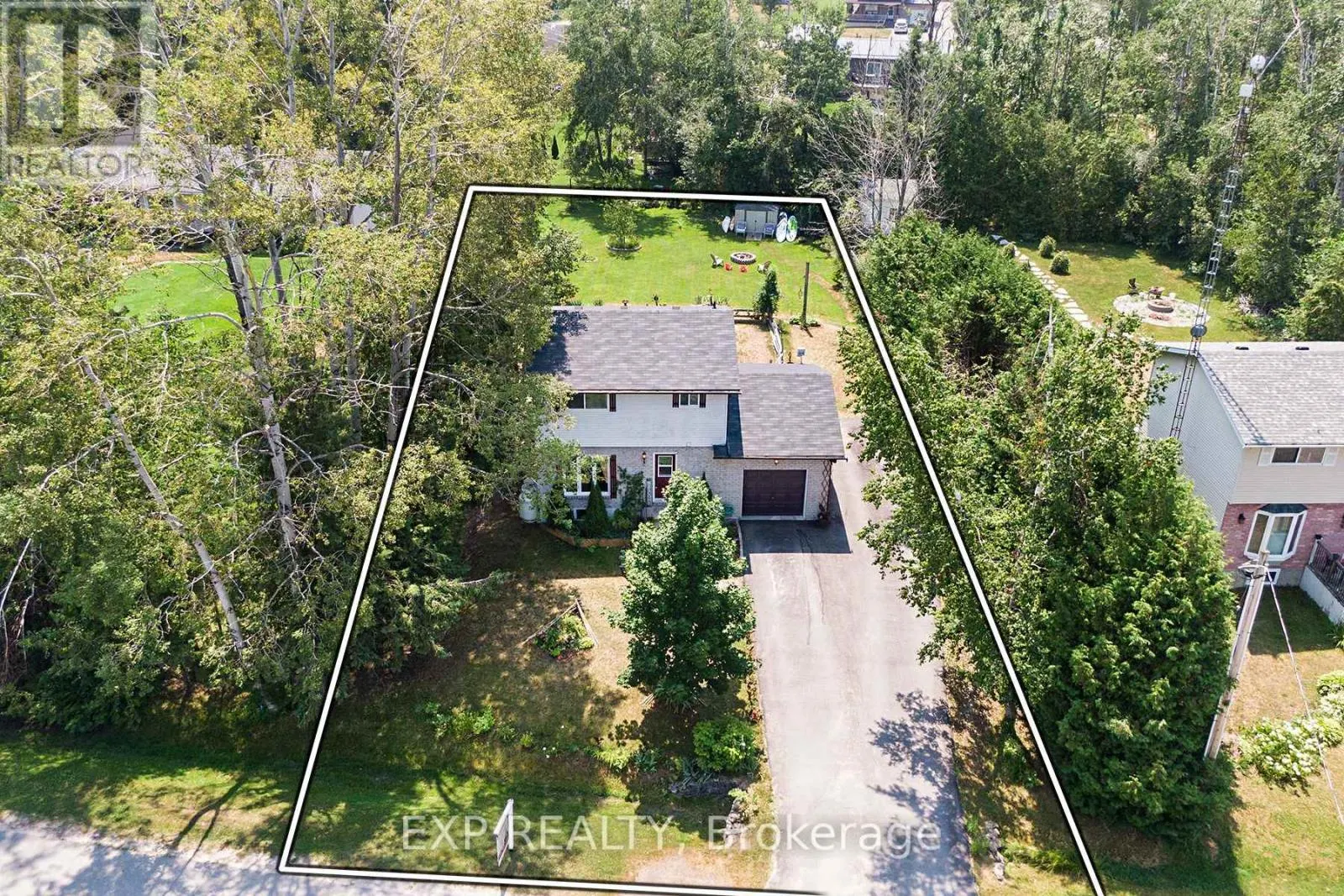 8 PINEWOOD BOULEVARD
