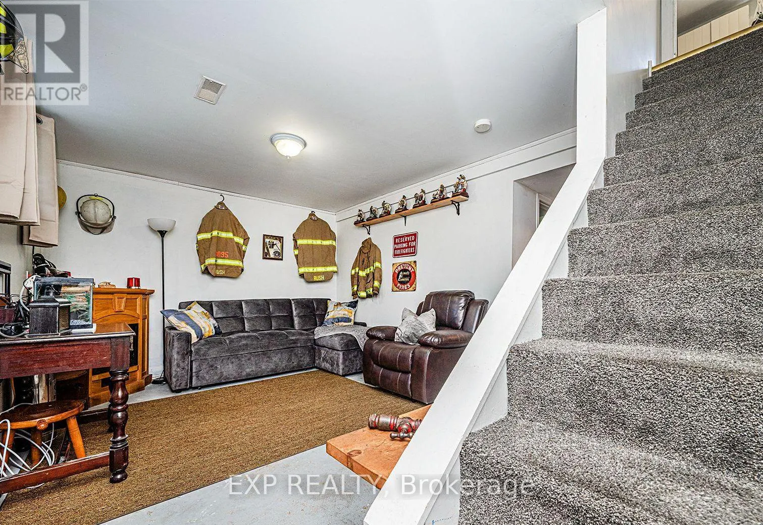8 PINEWOOD BOULEVARD