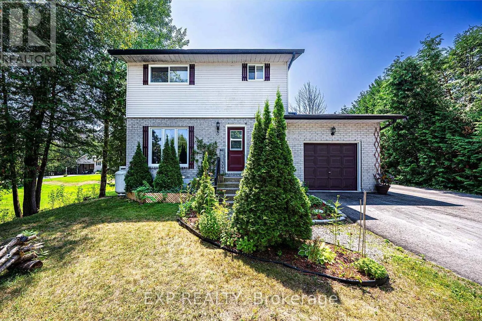8 PINEWOOD BOULEVARD