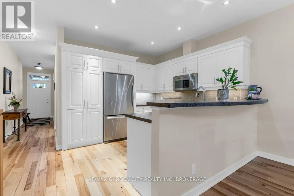 20 - 2880 KING STREET, #20