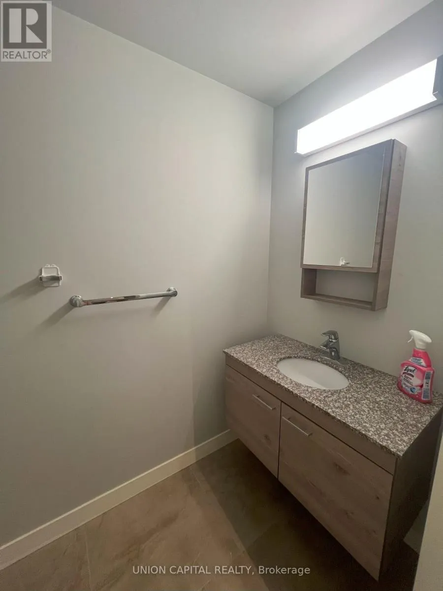 B207 - 62 BALSAM STREET S