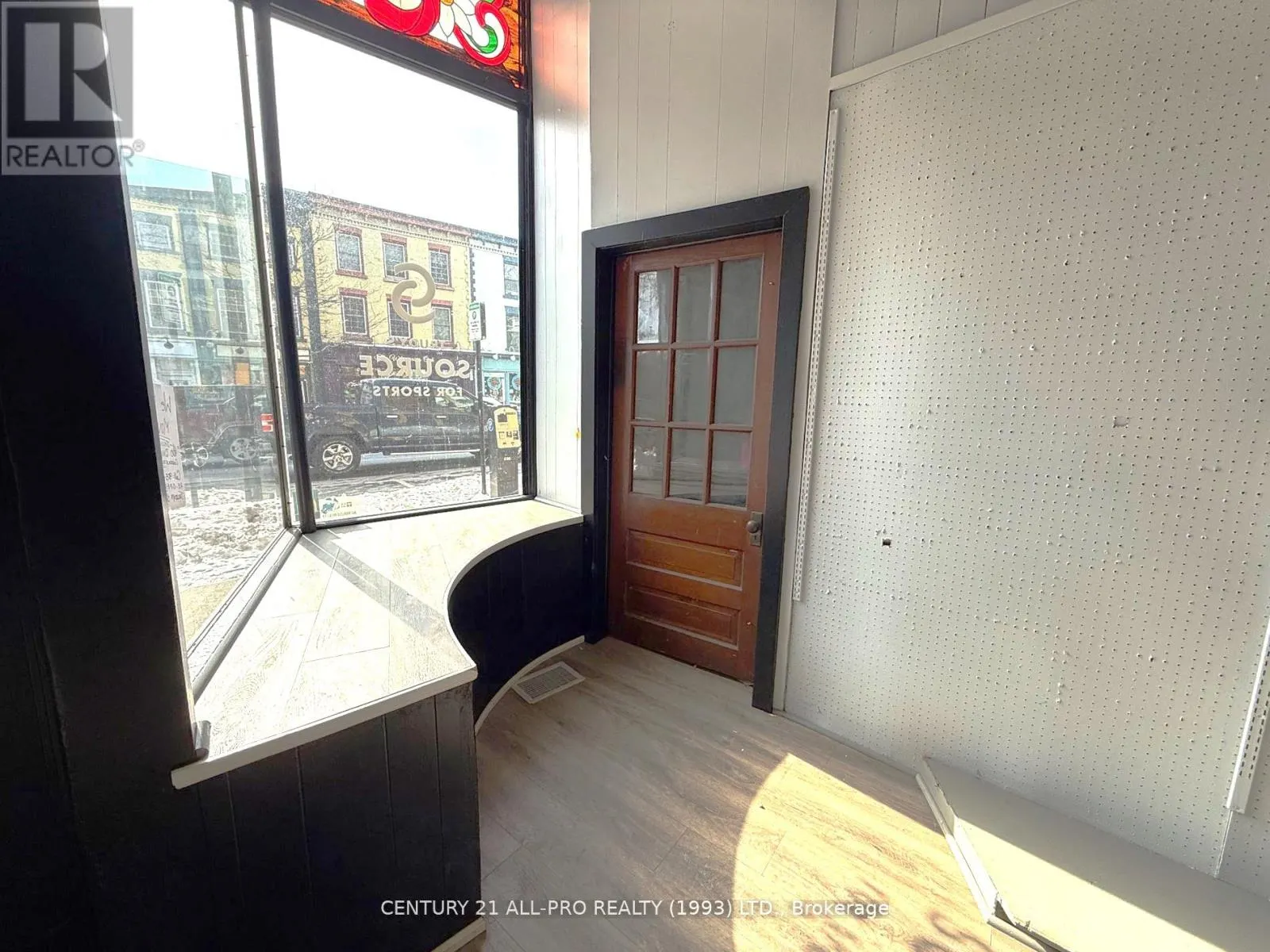 84 KING STREET W
