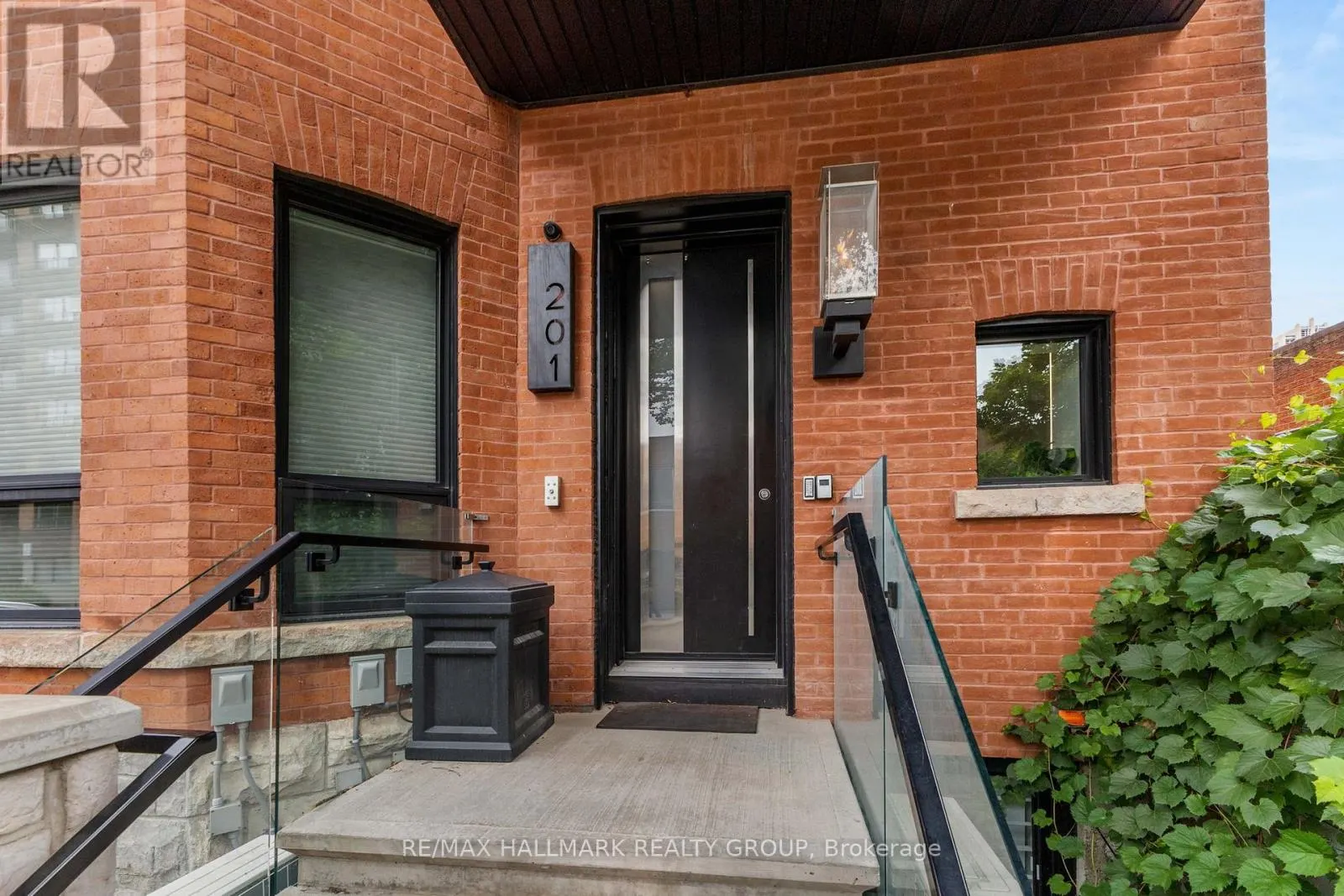2 - 201 MACLAREN STREET
