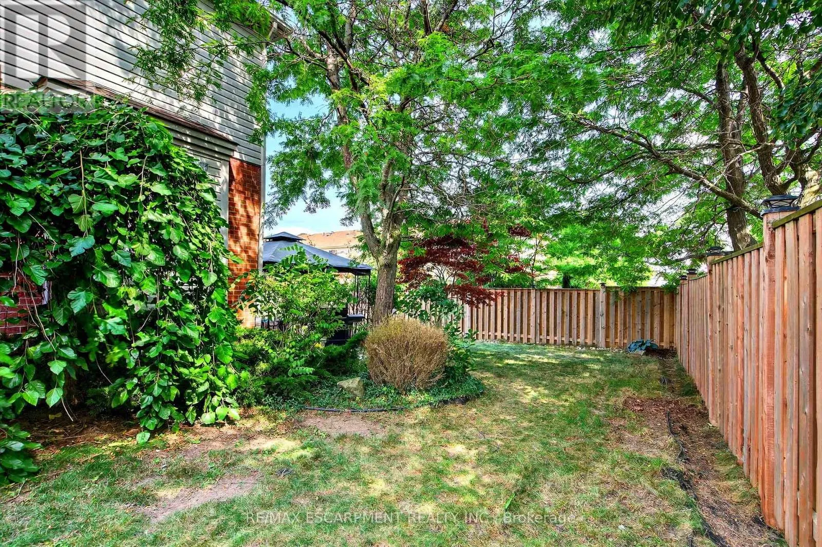2 NEWELL COURT