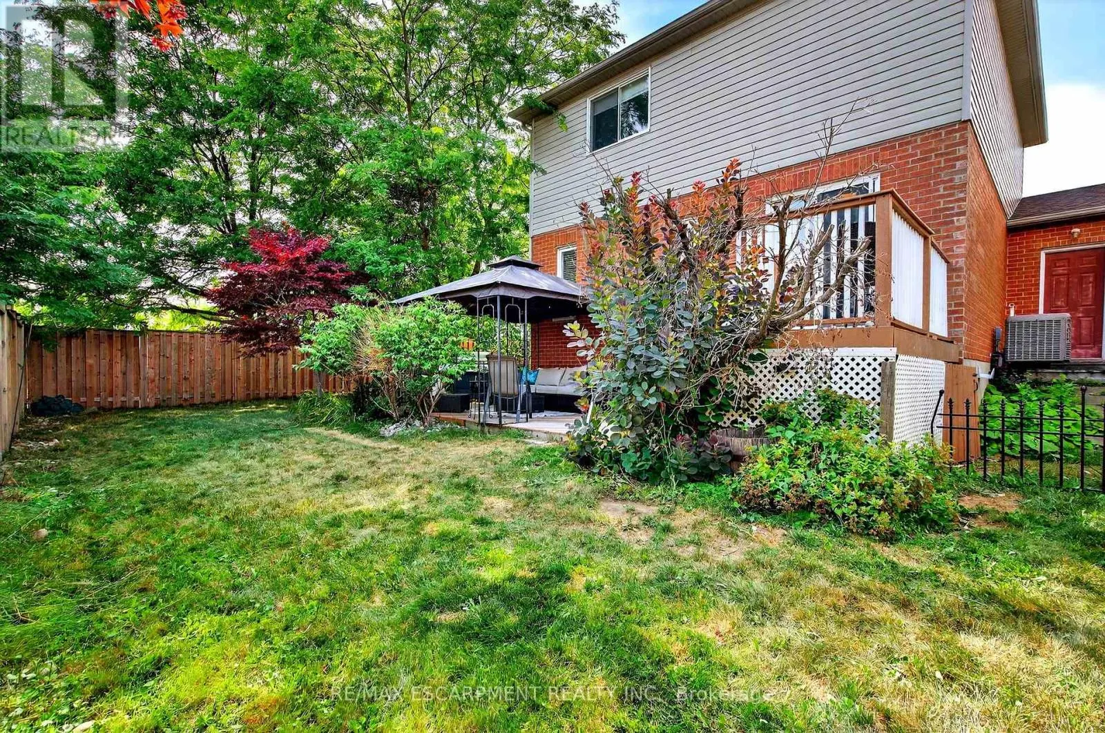 2 NEWELL COURT