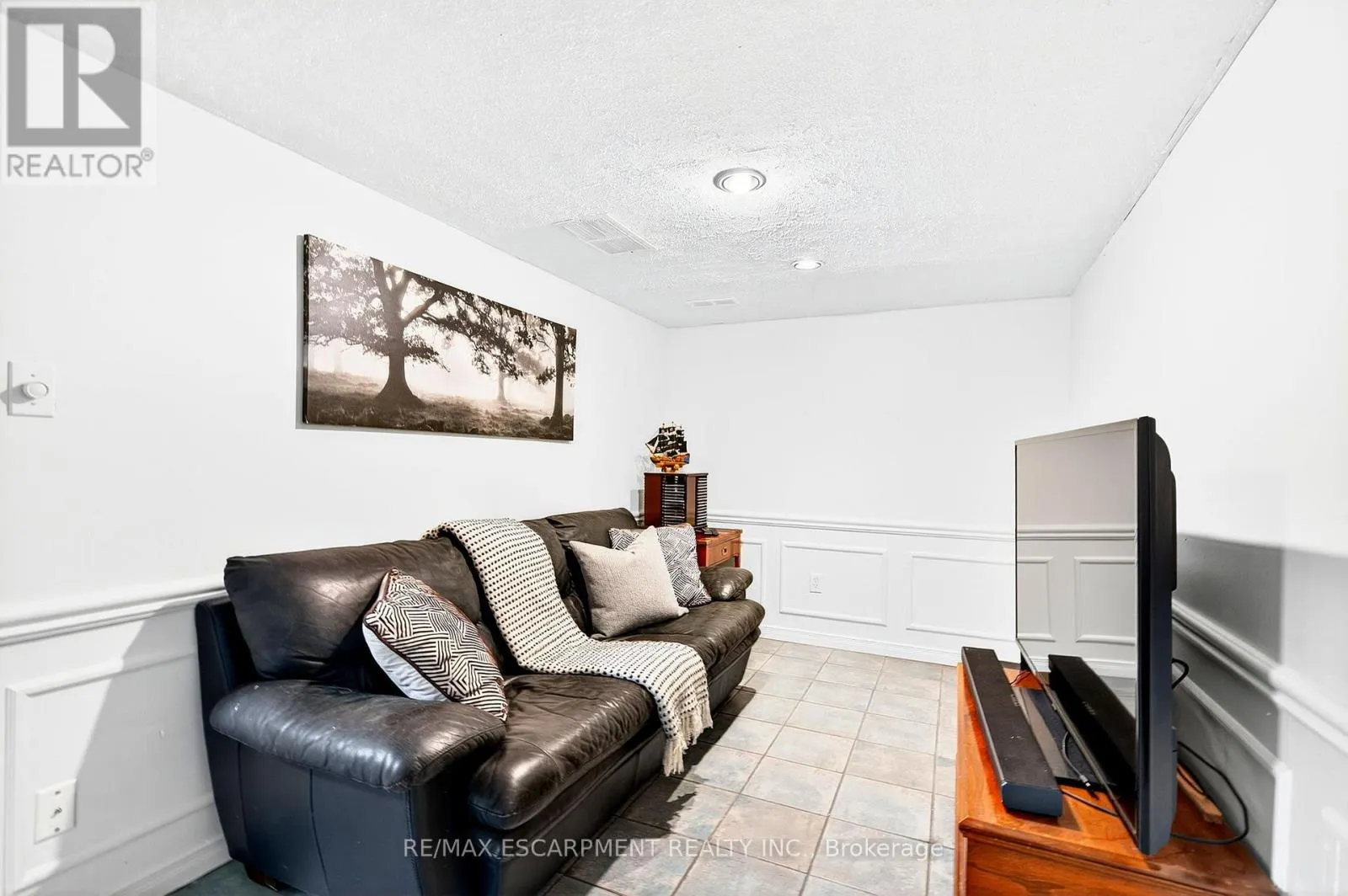 2 NEWELL COURT