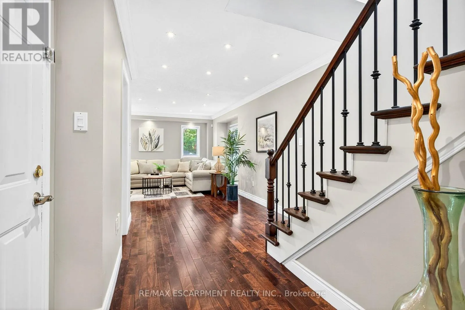 2 NEWELL COURT