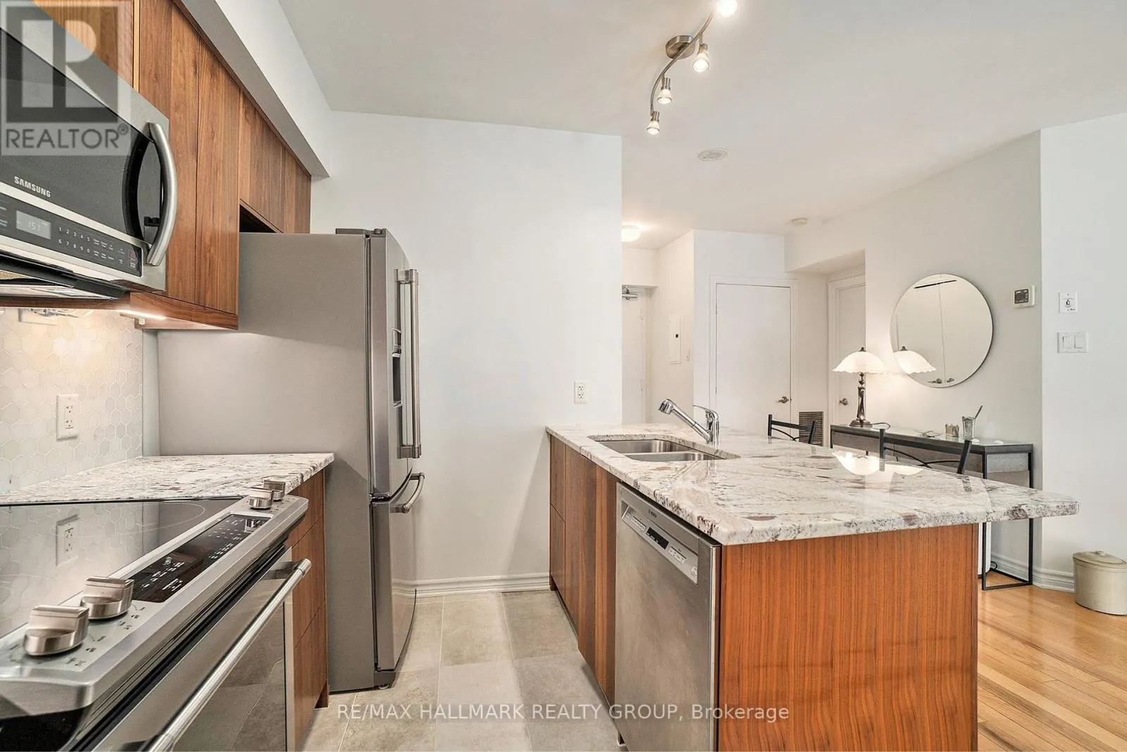1601 - 445 LAURIER AVENUE W