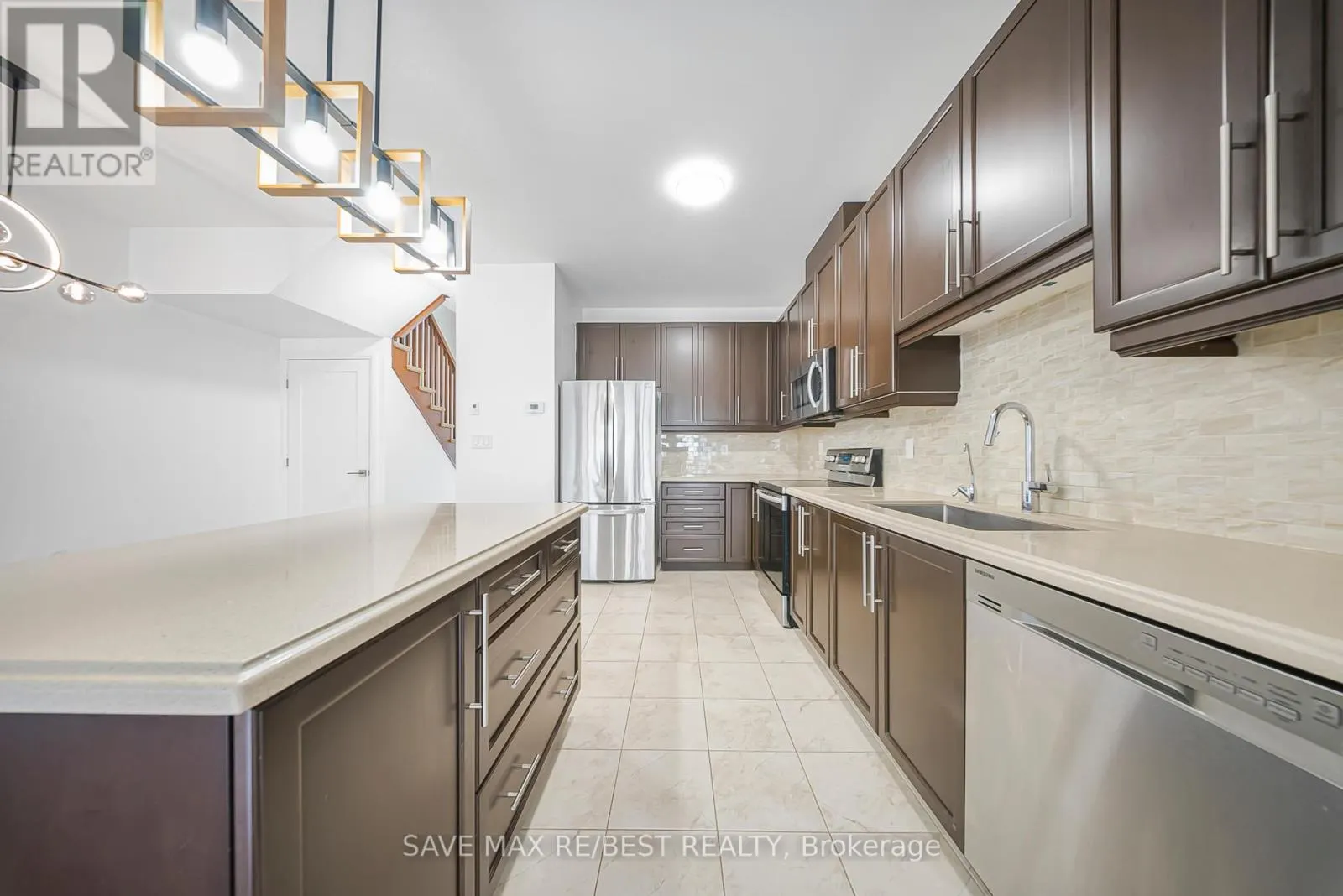 6 GREENWICH AVENUE