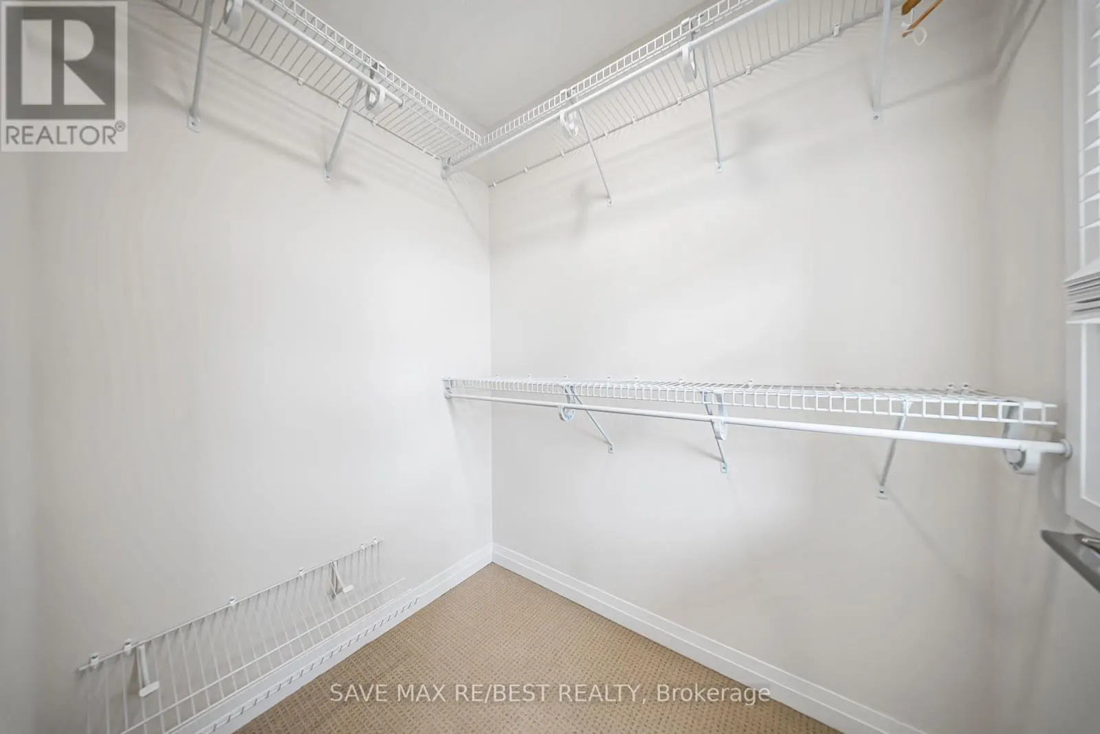 6 GREENWICH AVENUE