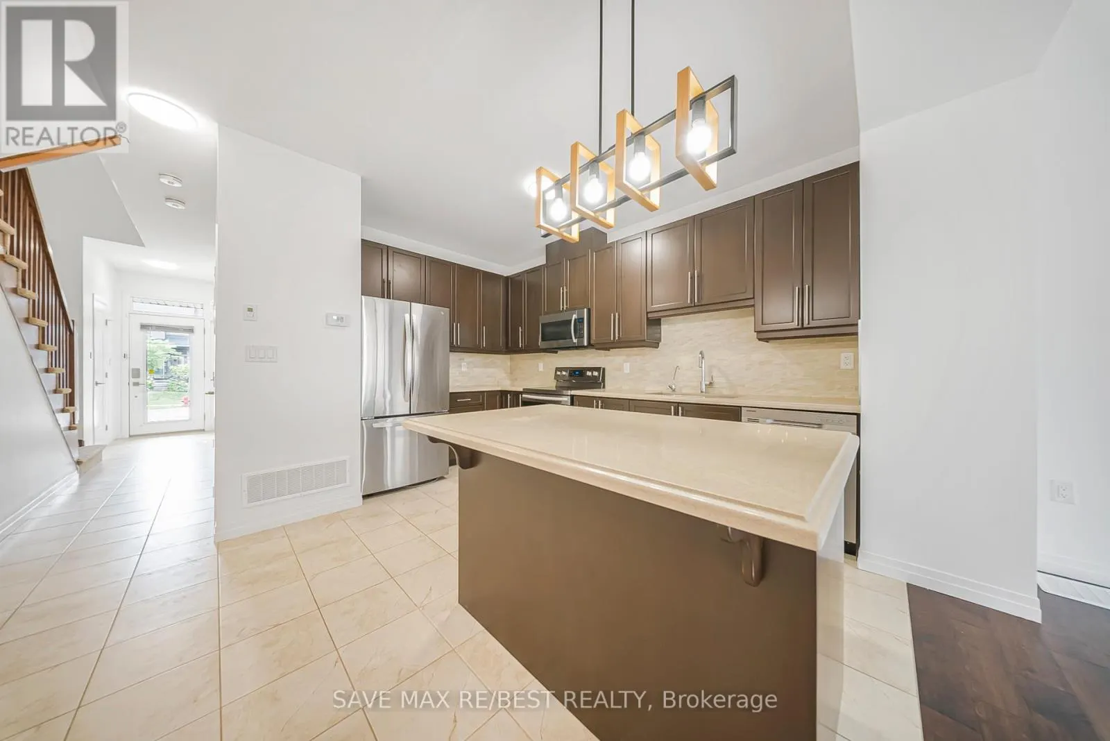 6 GREENWICH AVENUE
