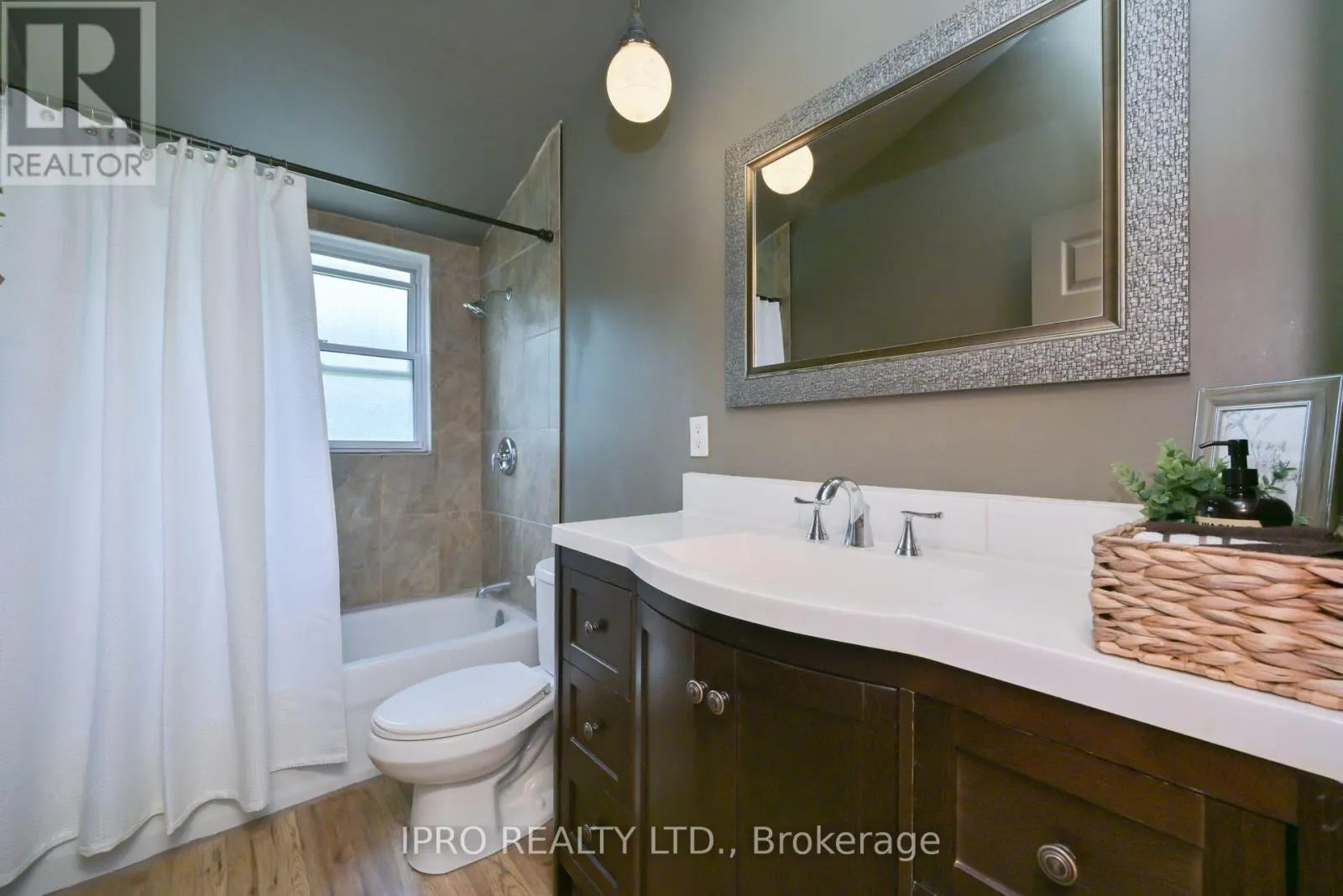 5 COOK CRESCENT