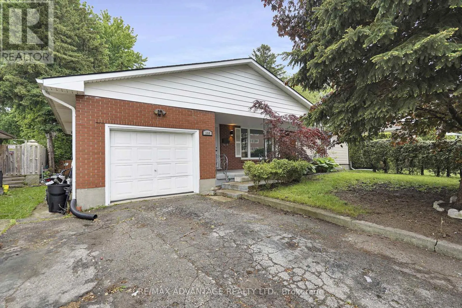 300 BRIARHILL AVENUE