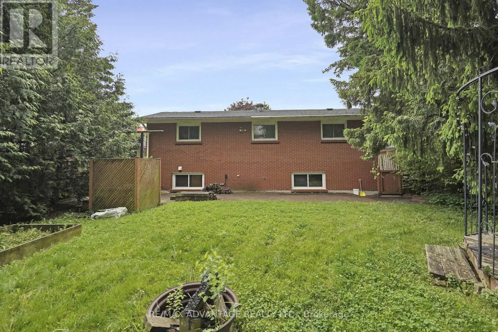 300 BRIARHILL AVENUE
