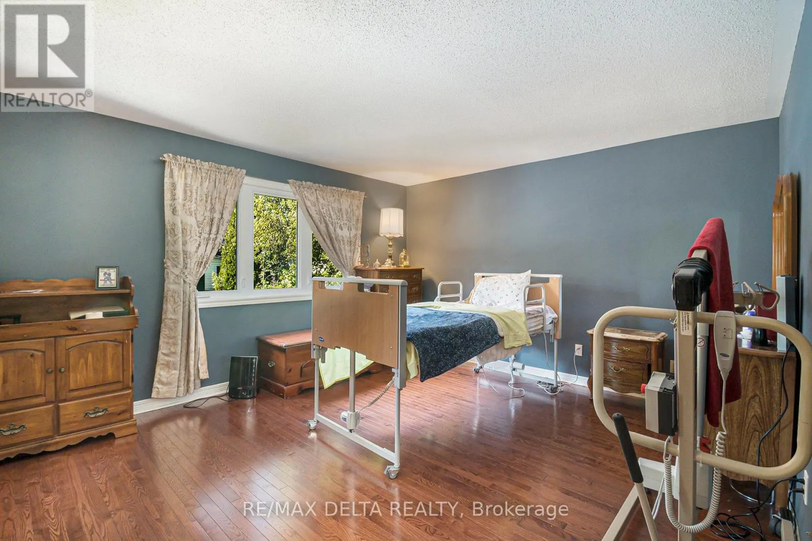 762 ADENCLIFFE DRIVE