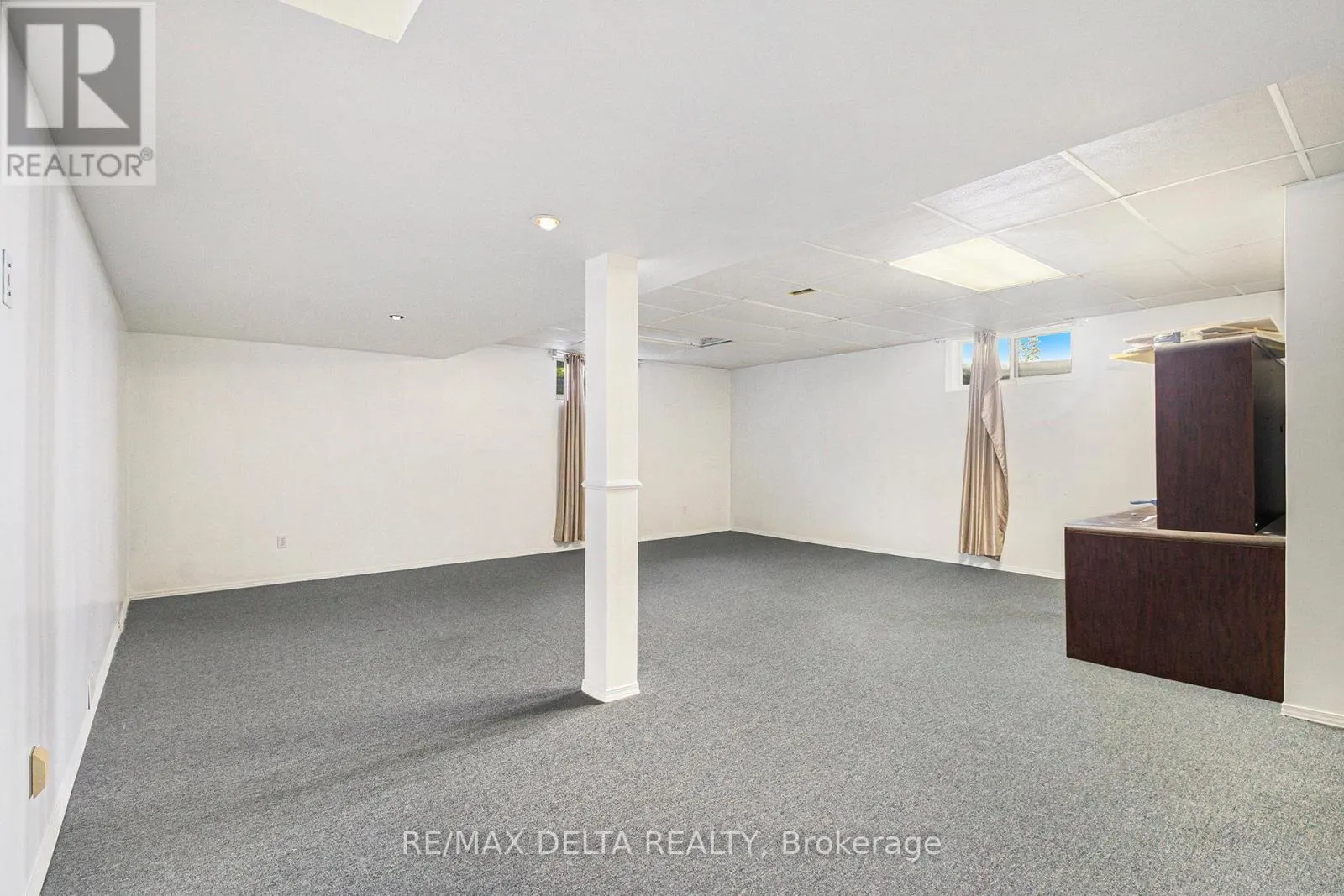 762 ADENCLIFFE DRIVE