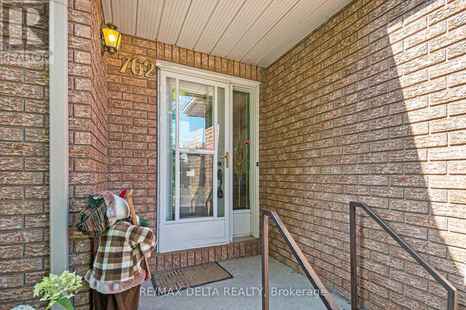 762 ADENCLIFFE DRIVE