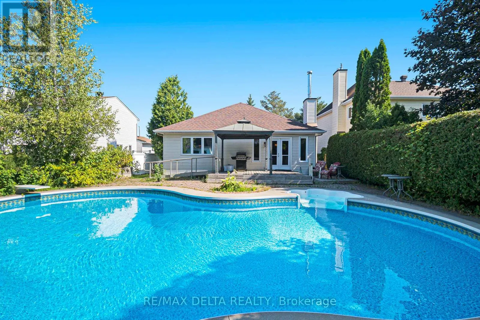 762 ADENCLIFFE DRIVE