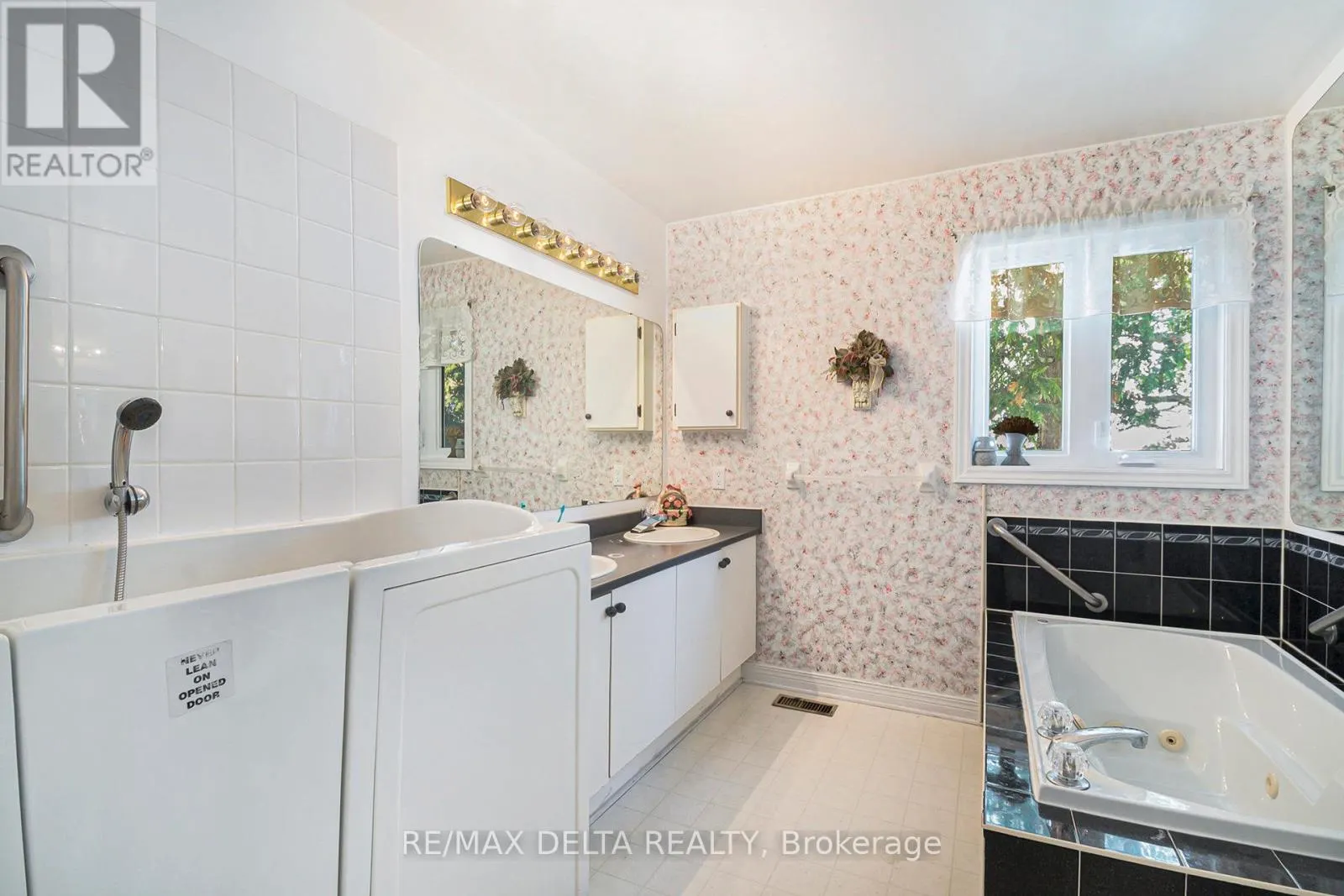 762 ADENCLIFFE DRIVE