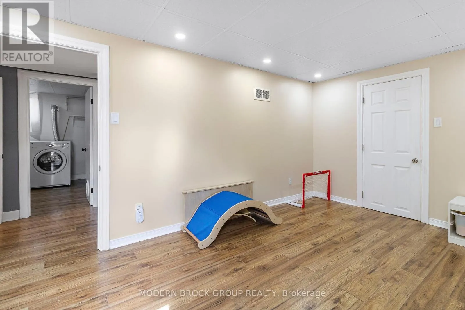 493 DIBBLE STREET W