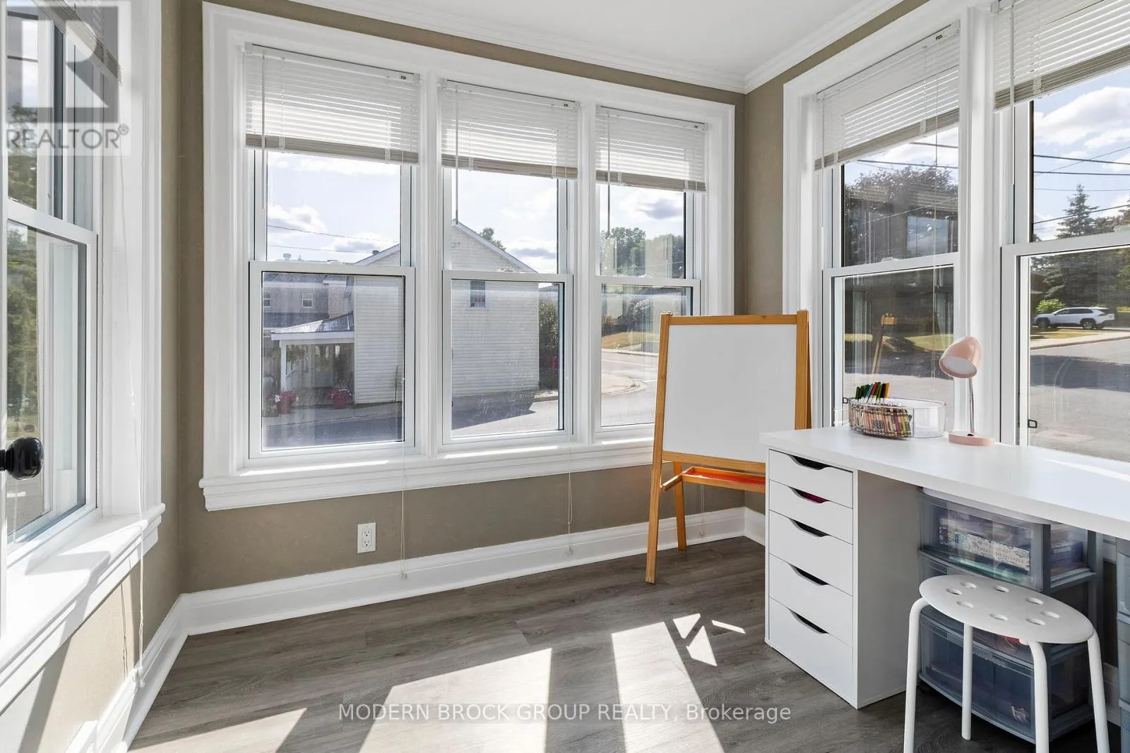 493 DIBBLE STREET W