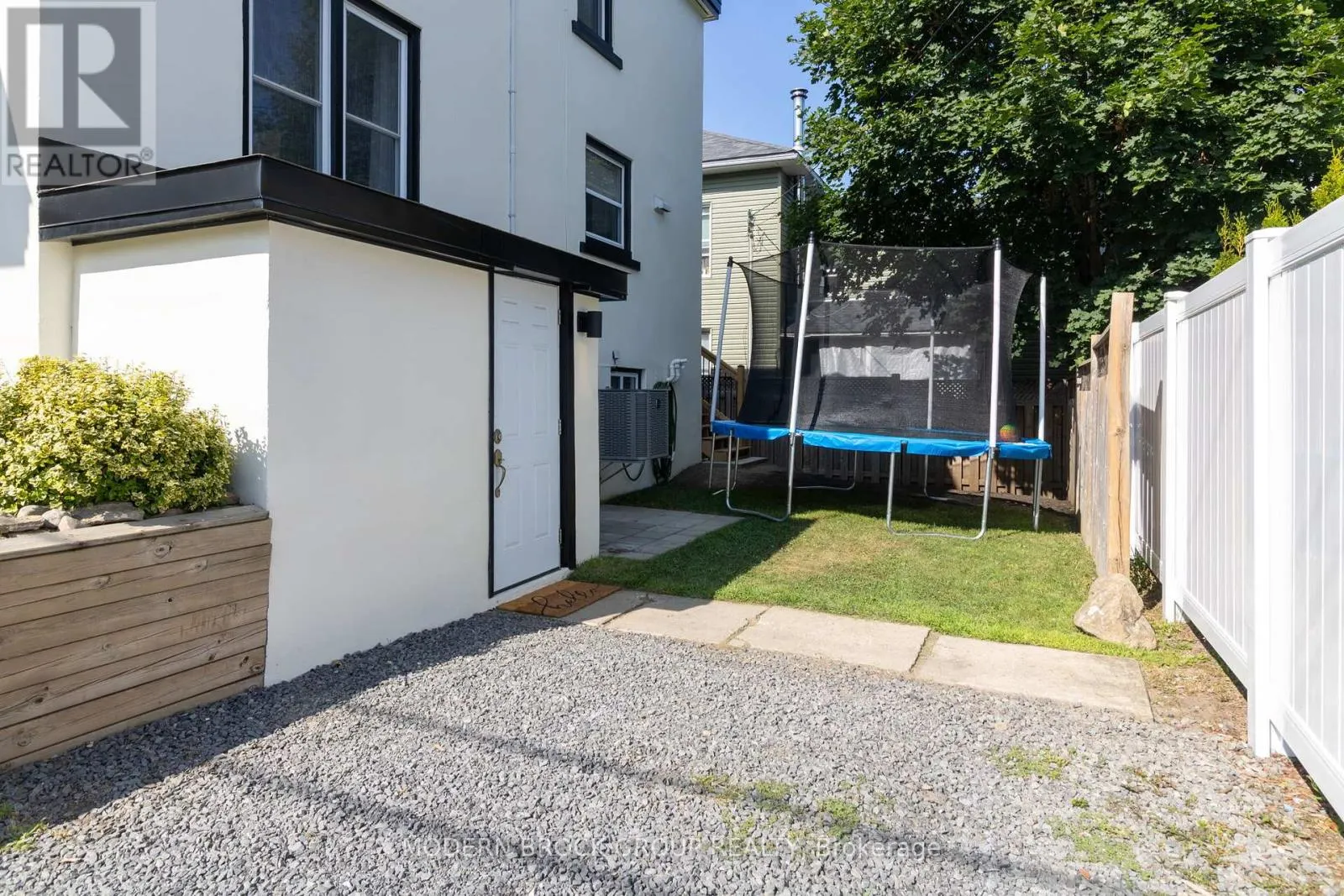 493 DIBBLE STREET W