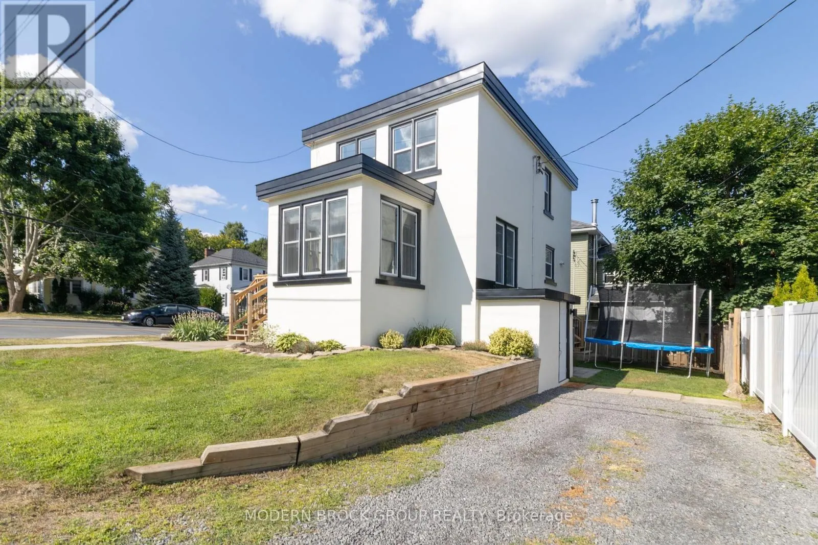 493 DIBBLE STREET W