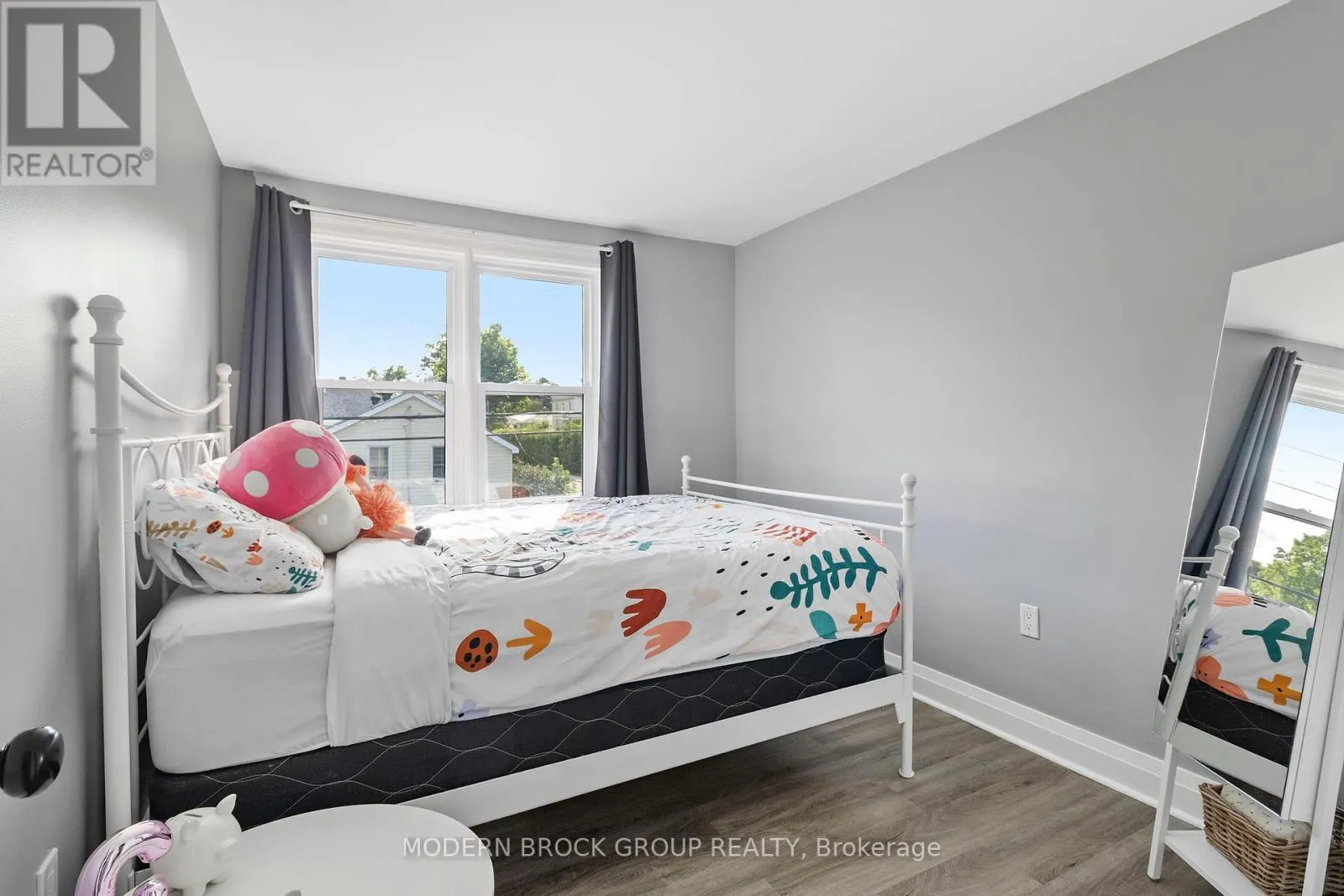 493 DIBBLE STREET W