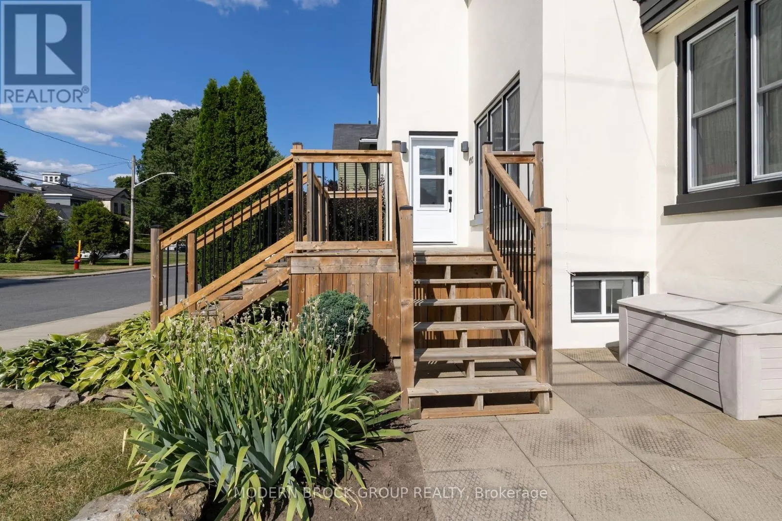 493 DIBBLE STREET W