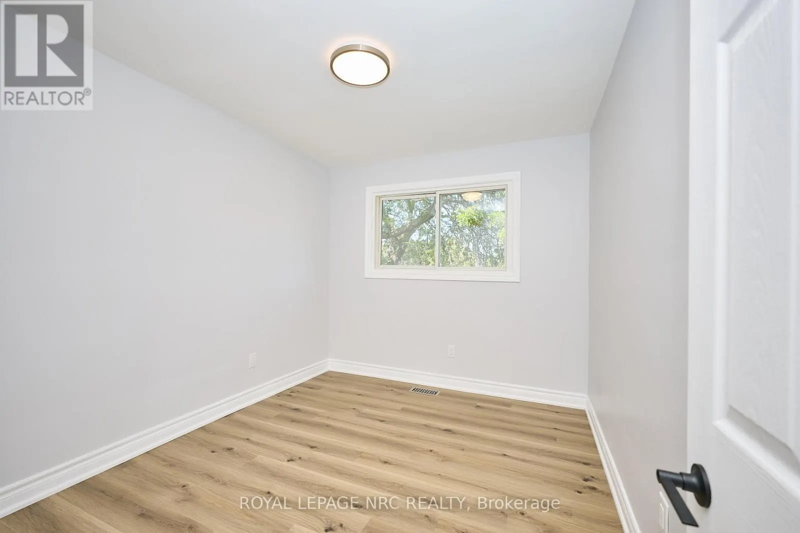 22 OAKRIDGE AVENUE