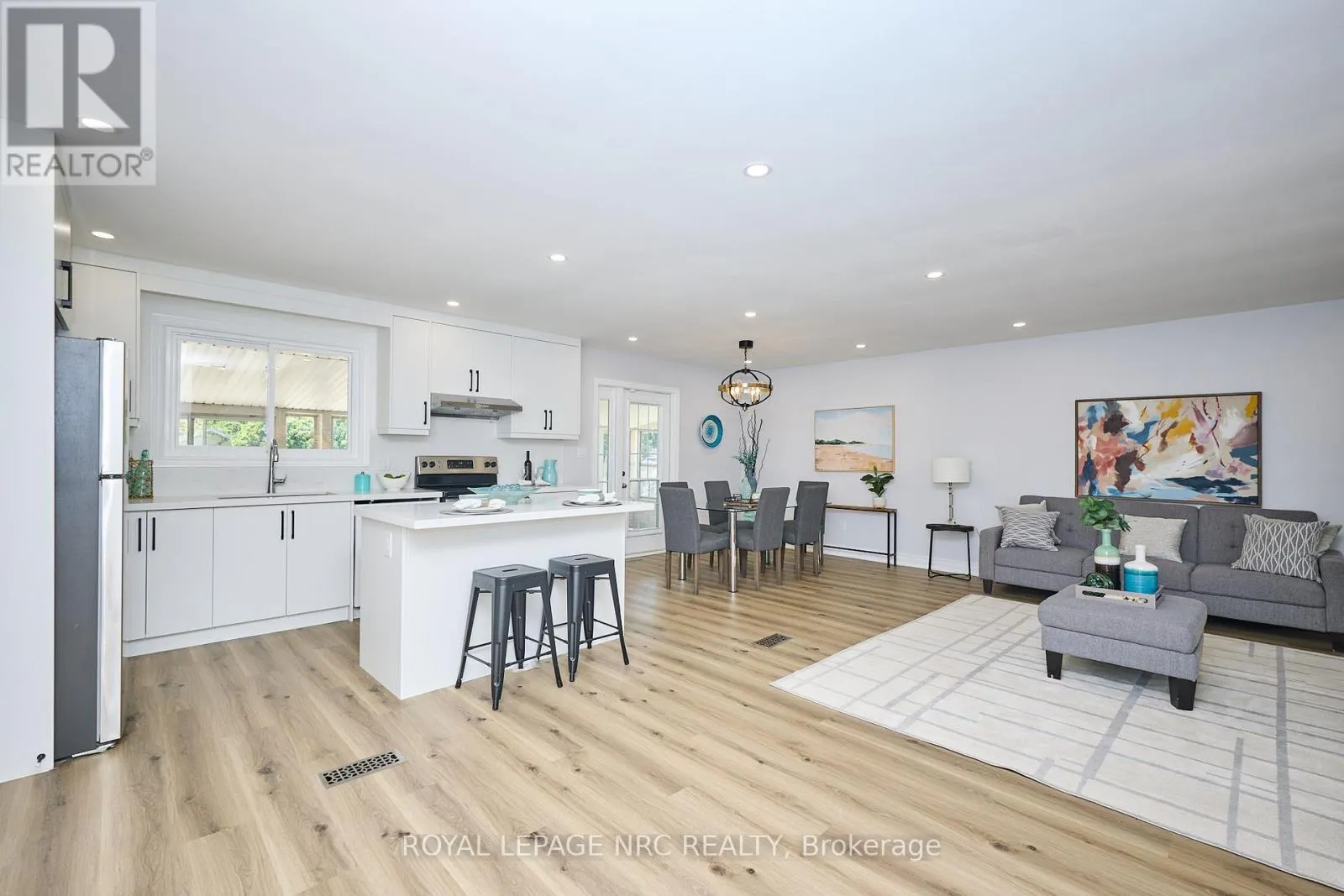 22 OAKRIDGE AVENUE