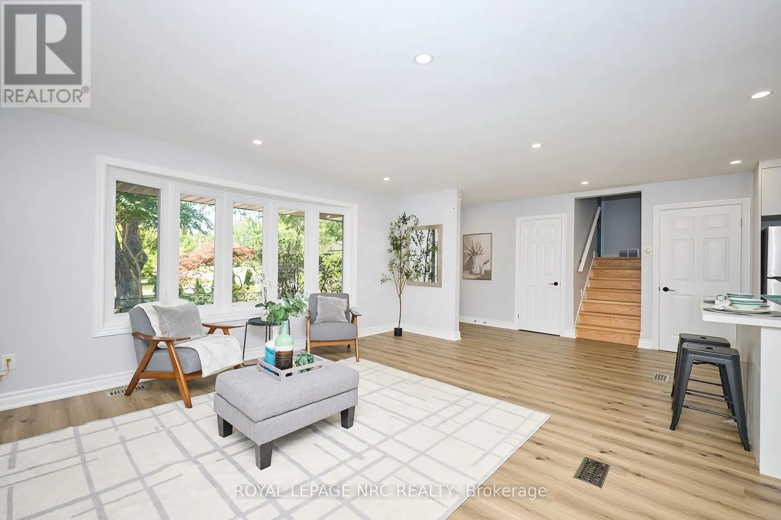 22 OAKRIDGE AVENUE