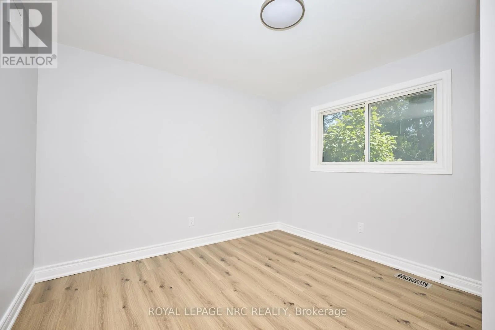 22 OAKRIDGE AVENUE