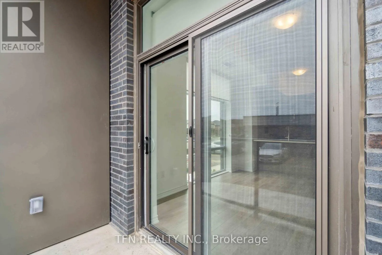 121 - 460 DUNDAS STREET E