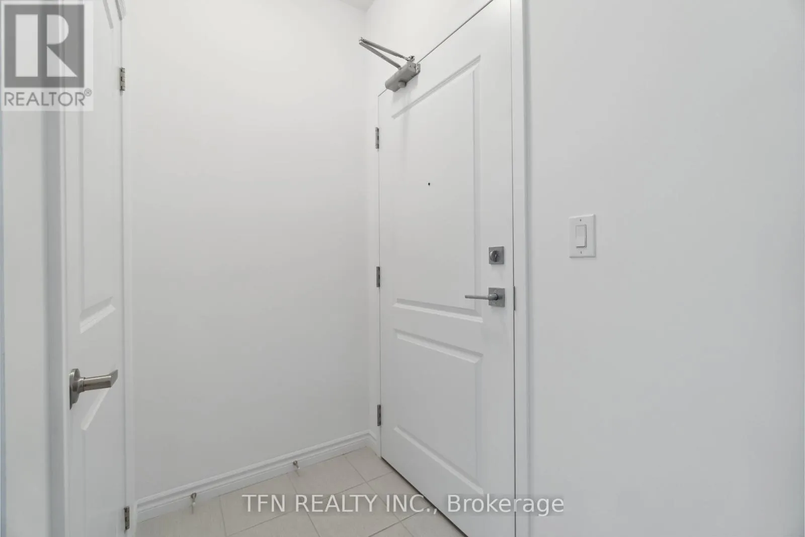 121 - 460 DUNDAS STREET E