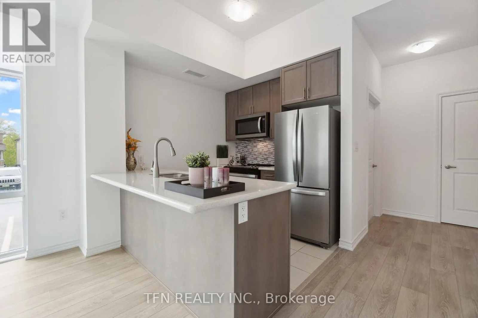 121 - 460 DUNDAS STREET E