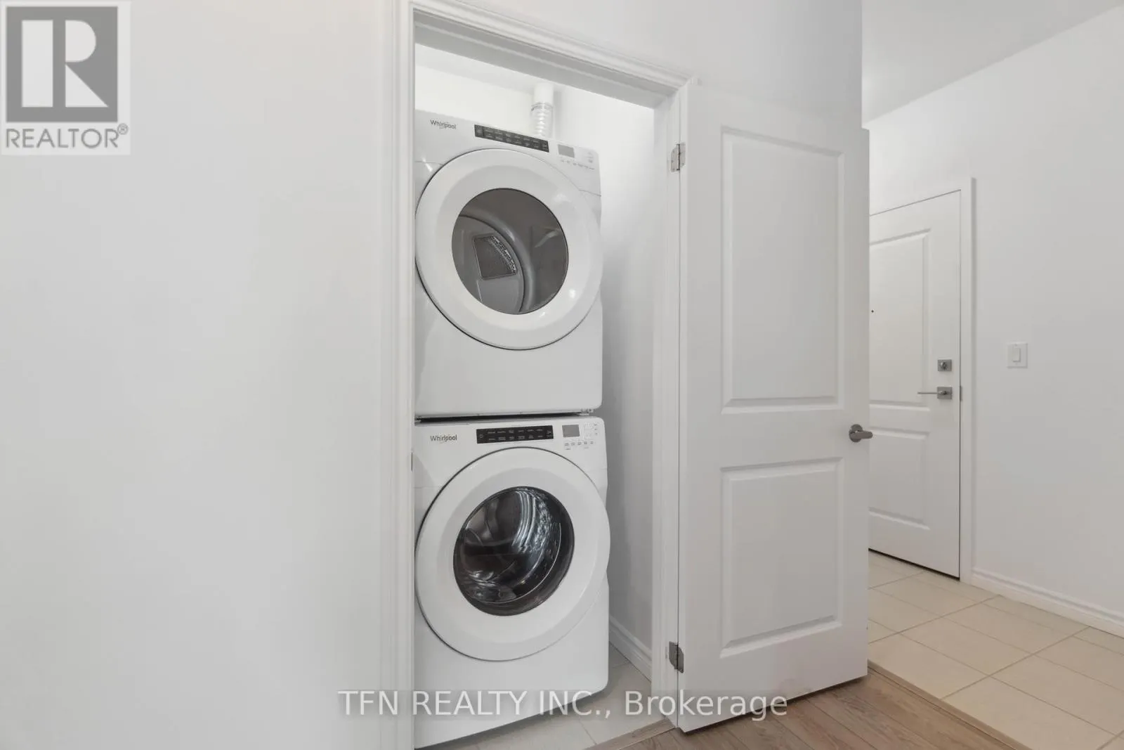 121 - 460 DUNDAS STREET E