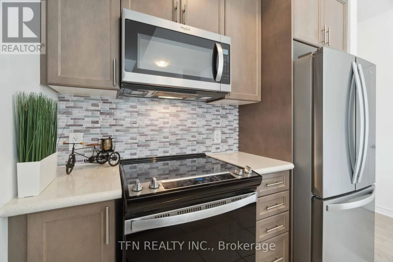 121 - 460 DUNDAS STREET E