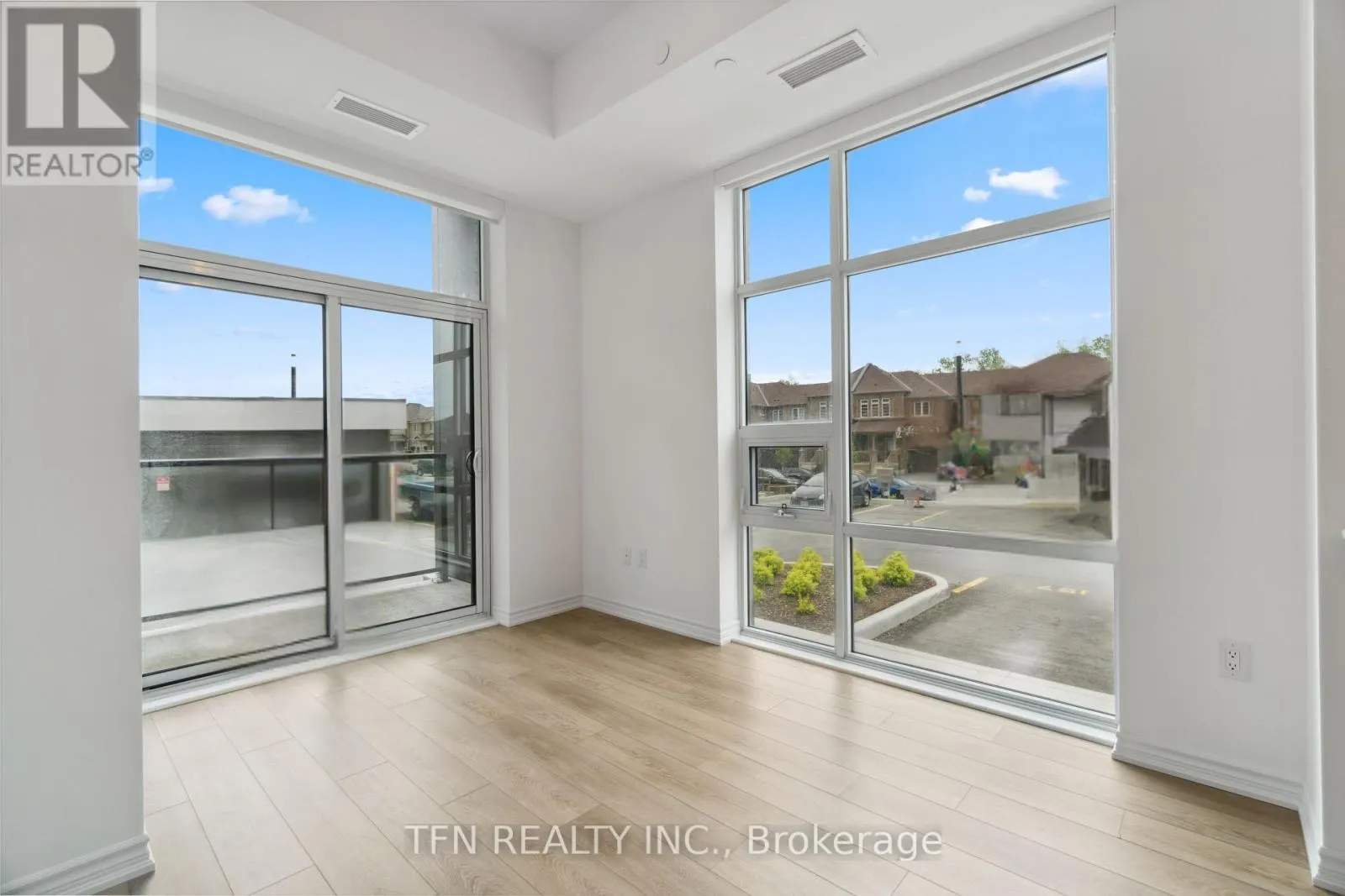 121 - 460 DUNDAS STREET E