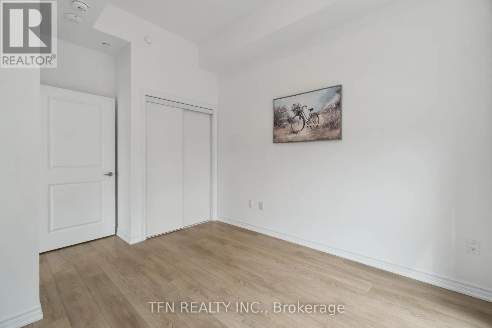 121 - 460 DUNDAS STREET E