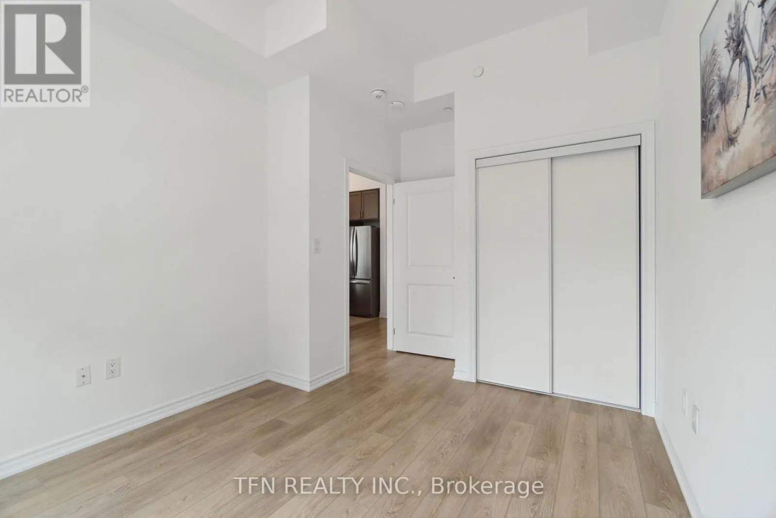 121 - 460 DUNDAS STREET E
