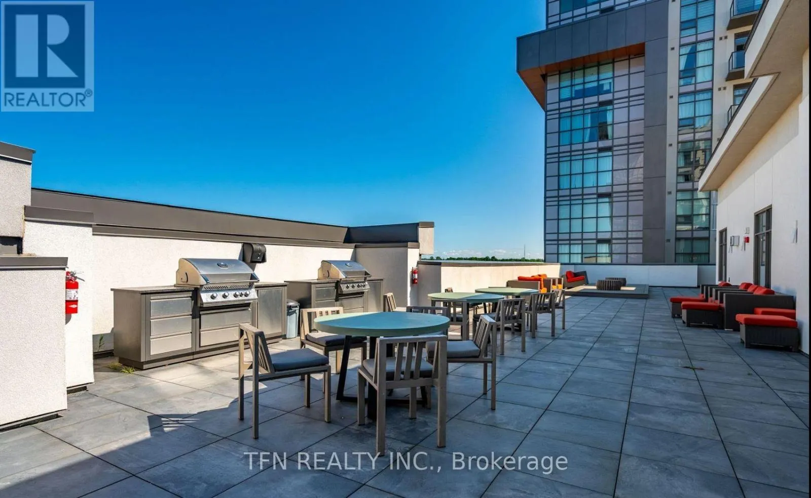 121 - 460 DUNDAS STREET E